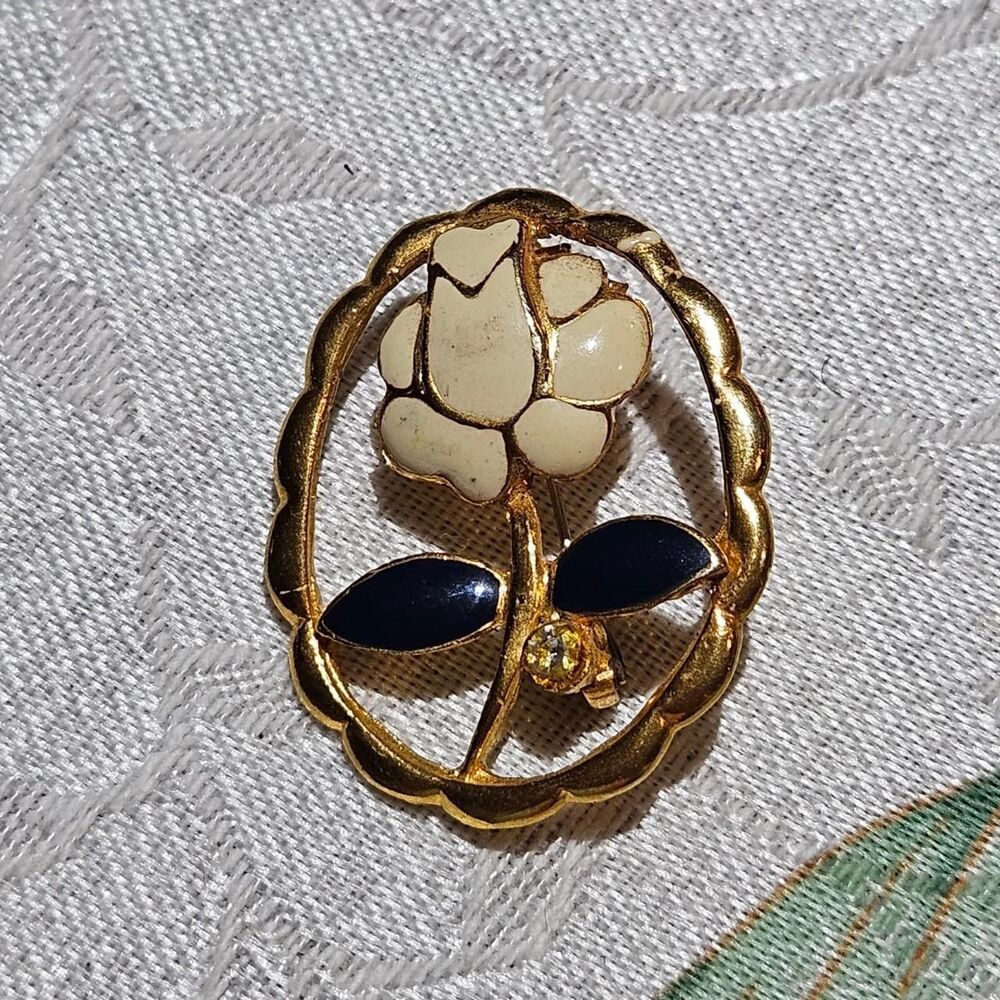vintage cottagecore coquette white enamel gold tone flower brooch